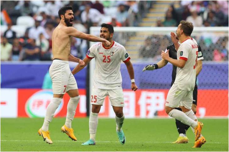 عمر خربين يحتفل بهدفه في مرمى الهند